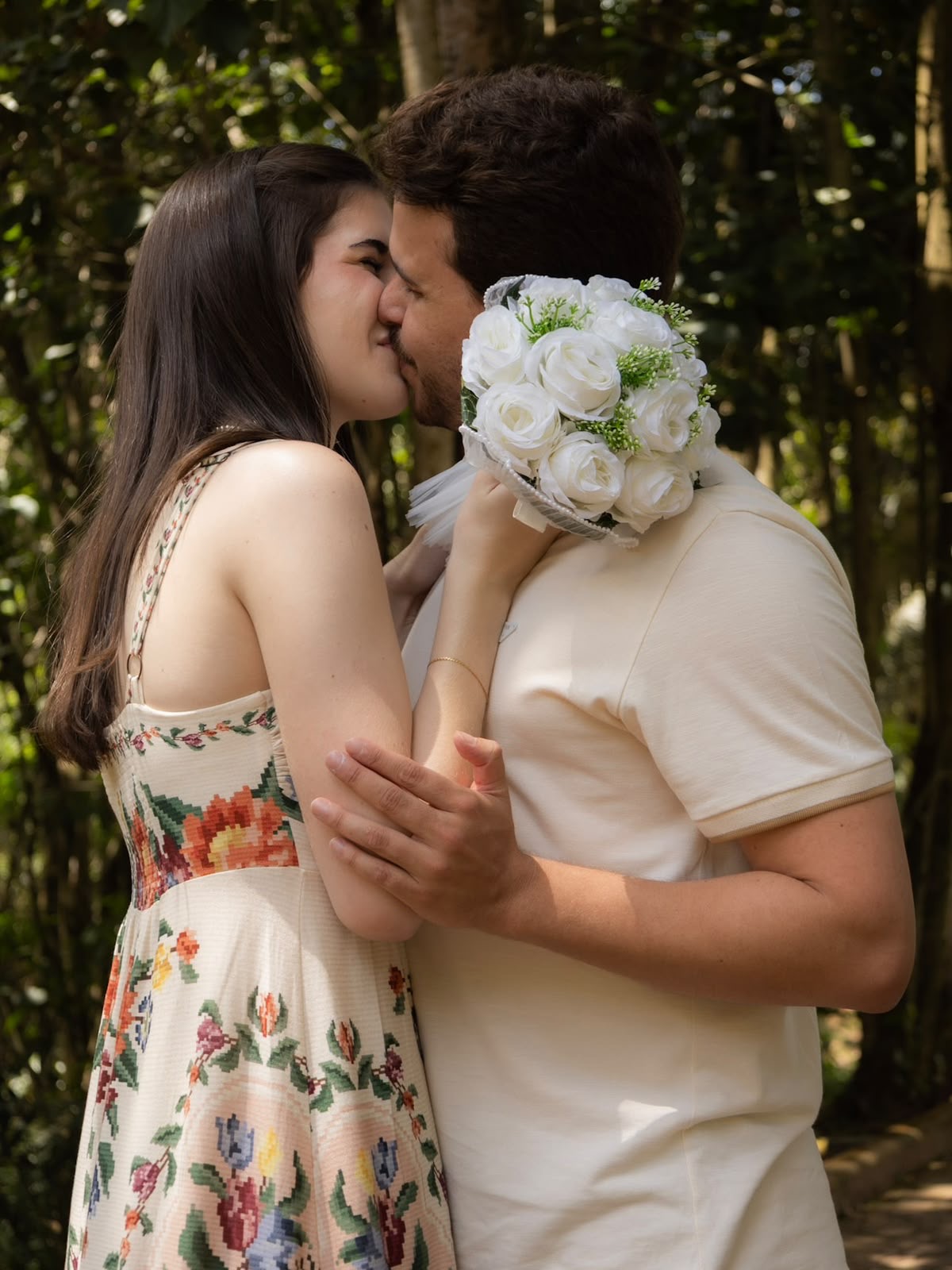 Ana Alice e Mateus se beijando com o buquê